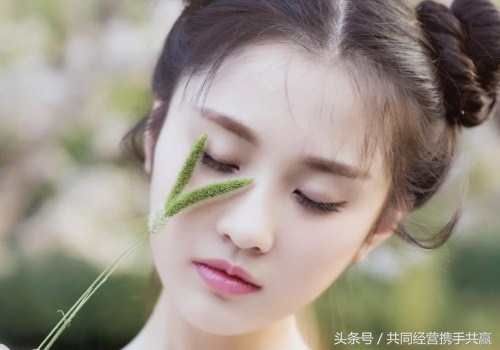 女生伤感昵称网名，微笑安葬了眼泪