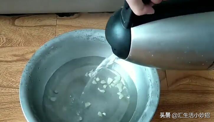 醋泡大蒜的功效与作用（把大蒜泡在白醋里，作用真厉害）